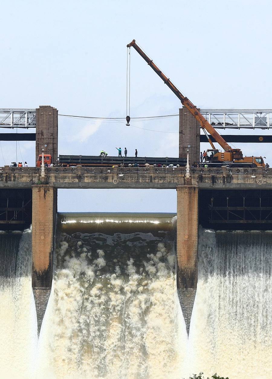 <div class="paragraphs"><p>ತುಂಗಭದ್ರಾ ಅಣೆಕಟ್ಟೆಯ 19ನೇ ಗೇಟ್ ಬಳಿ ಶನಿವಾರ ಮಧ್ಯಾಹ್ನ 12.15ರ ವೇಳೆಗೆ 2ನೇ ಗೇಟ್ ಎಲಿಮೆಂಟ್ ತರಲಾಯಿತು </p></div>